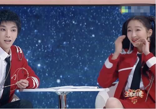 王牌沙溢贾玲演小品时,谁注意华晨宇跟关晓彤在干啥关系真好