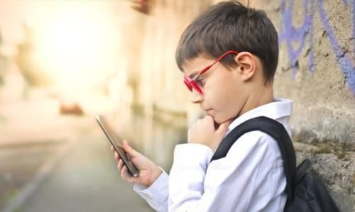 被骗|孩子多大是拥有手机的“最佳年龄”?并非15岁,多数宝妈被骗了