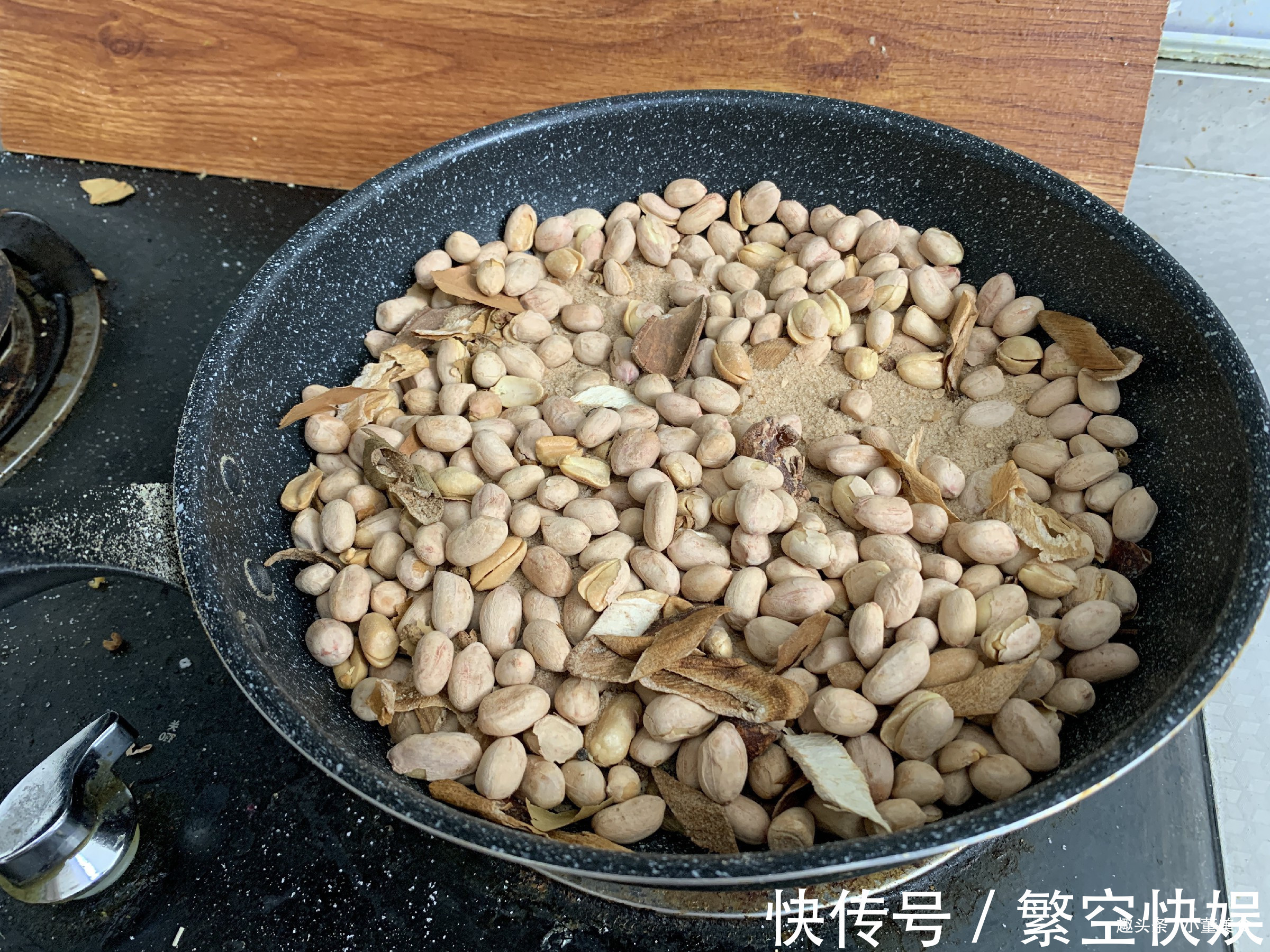 盐焗花生|花生米不用水煮,加一袋盐,比油炸得更好吃,香酥脆爽又入味