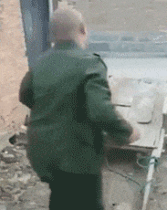 |搞笑GIF:大金毛估计是湖南的,四川重庆吃红辣椒,湖南就爱青椒