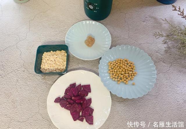  豆浆|家人的早餐我从不马虎，用燕麦和紫薯打成豆浆，好喝又营养