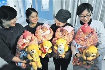 医生|90后新手妈妈生下四胞胎,看到孩子之后,医生这下有福气了