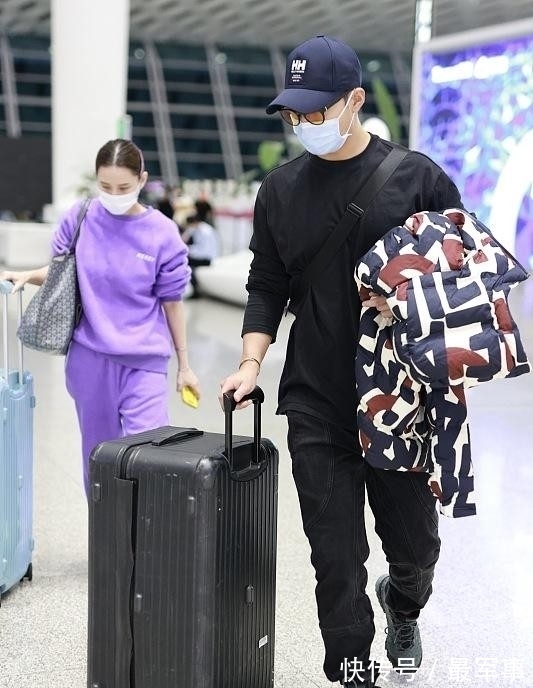 富二代 何超莲虽然长得好看,却不怎么像富二代,日常的穿搭太普通了