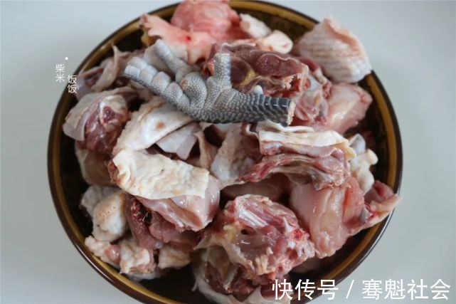 一顿饭|这道炖菜,我家常做,四种食材一锅出,一顿饭一个菜就够了