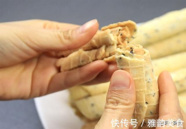 电饼机|鸡蛋卷最简单的做法，4个鸡蛋，1碗面粉，一摊一卷，快速成形
