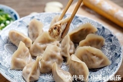 煮饺子时,要不要盖锅盖饺子馆大妈教你正确做法,不破皮更好吃