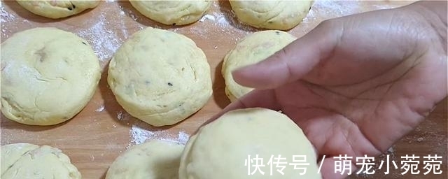玉米面饼这样做，加多一种材料，口感丰富，吃着蓬松柔软，真香