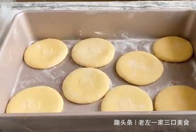 宅在家里做美食,玉米面粗粮发面饼,一压一个,柔软细腻口感好