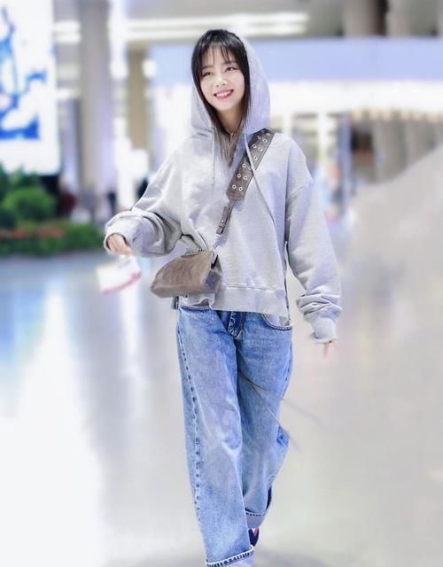 圆脸|穿搭清爽时髦,卫衣搭配牛仔裤走机场,意外小巧精致!