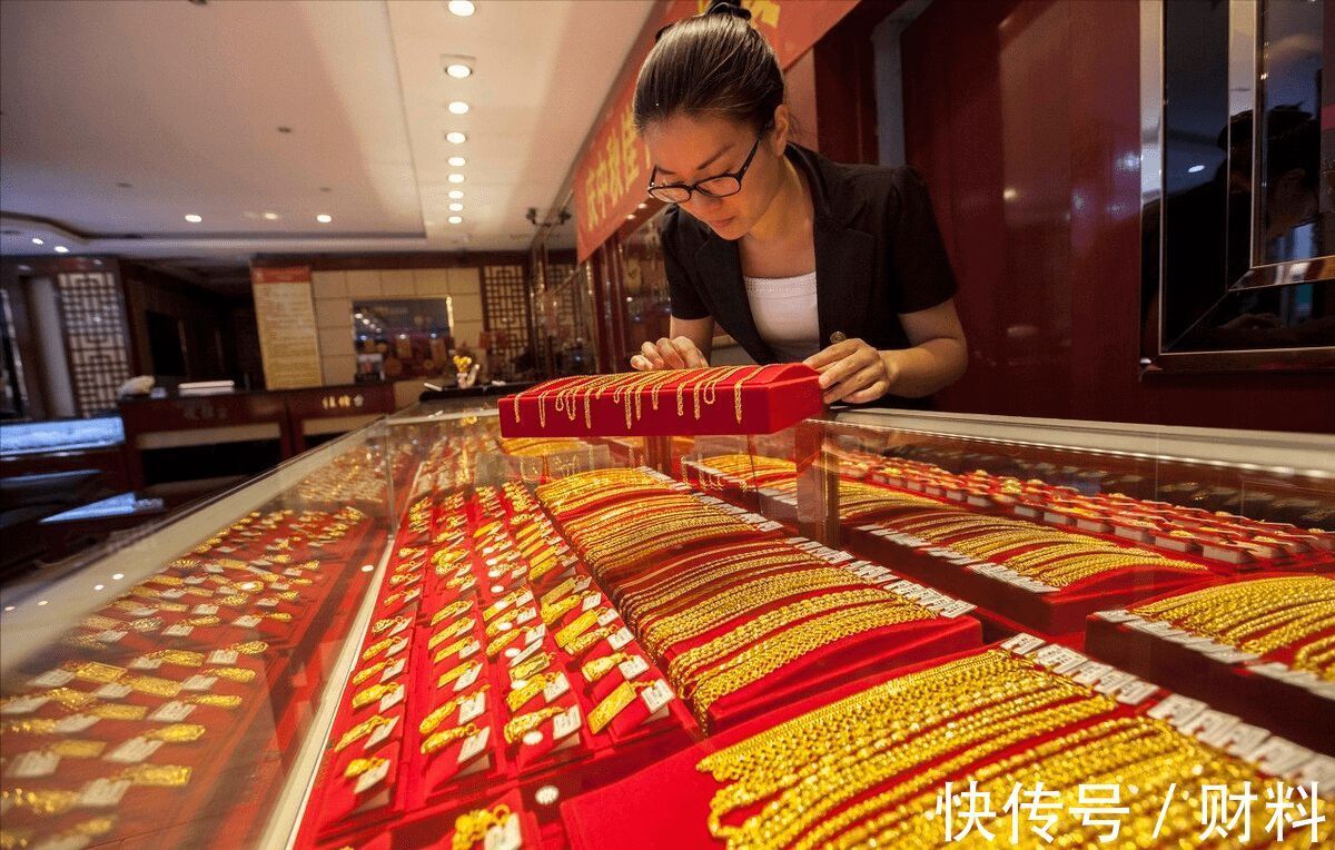 黄金首饰!黄金价格已下跌,为啥金店仍卖得贵?想入手,3个时间点去买划算