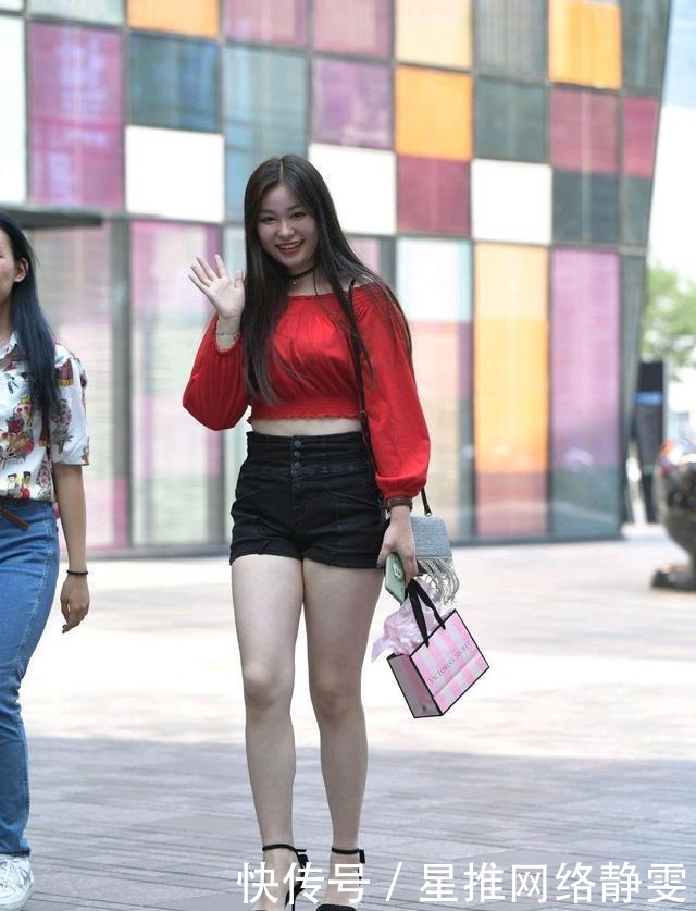 红色一字肩上衣穿在身上热情又奔放,热辣女孩的首选服装!