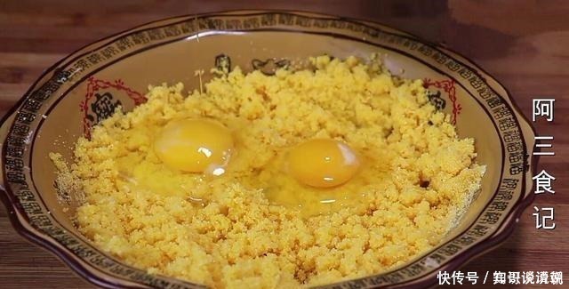 烙饼|玉米面里打2个鸡蛋,比吃肉还香,我家每次做一大盘,上桌就扫光
