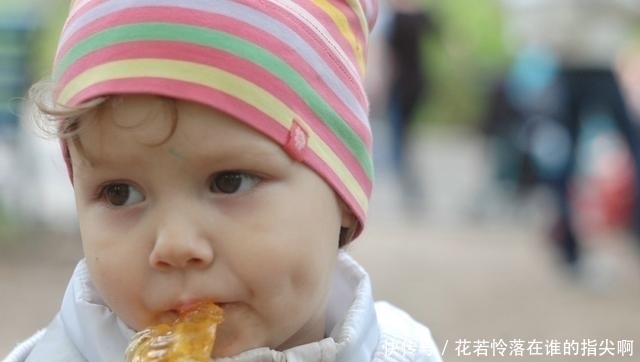 正确做法|宝宝常见的6个坏行为习惯,容易让大脑变迟钝,家长其实很好避免