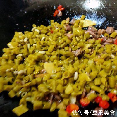 鲜美|#不容错过的鲜美滋味#够酸爽过瘾的湖南菜酸豆角炒鸡杂