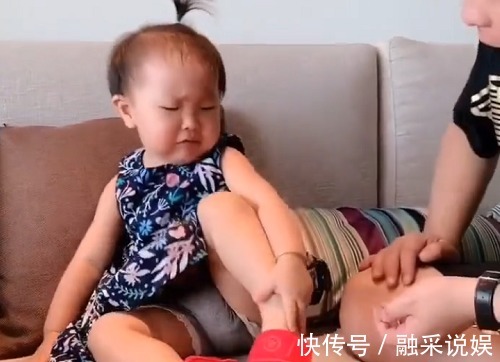 小脚丫|“史上最嫌弃爸爸”版萌娃火了,这怕是一件漏风了的“小棉袄”