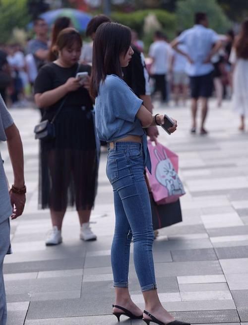 美女|美女的紧身牛仔裤搭配,时尚休闲两不误,美貌至极!