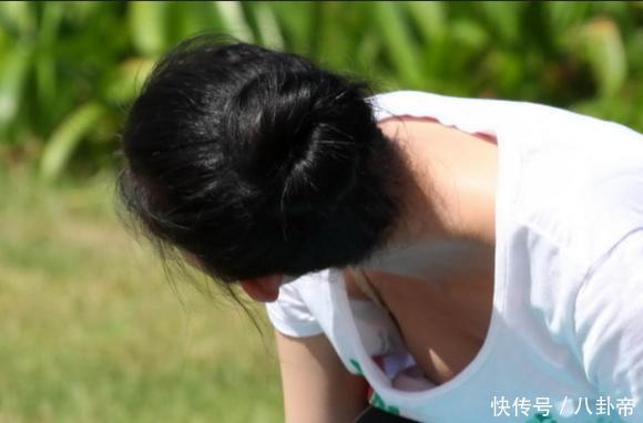 林志玲节目中俯身胸前"走光",黄渤立刻扭过头去,坏叔叔害羞了