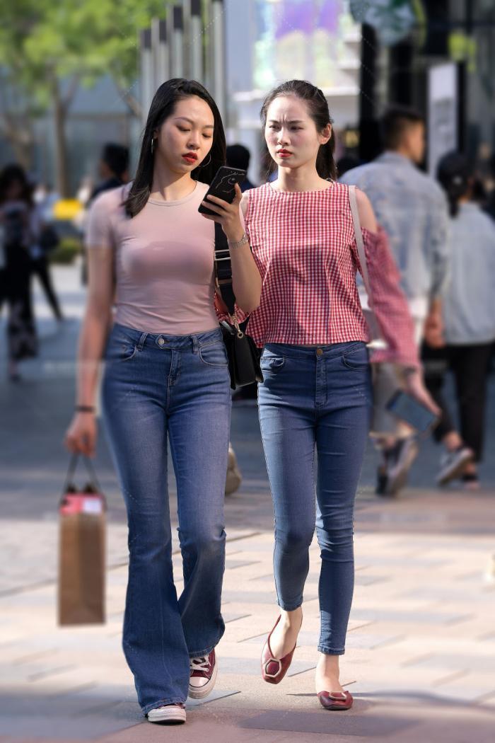  上半身|美女街拍：上半身是打底圆领衫，搭配阔腿喇叭裤，看起来十分干净且利落