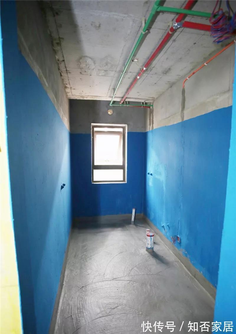 墙砖|入住不到一年，墙砖哗哗往下掉，维修工人：施工时关键步骤忘了做