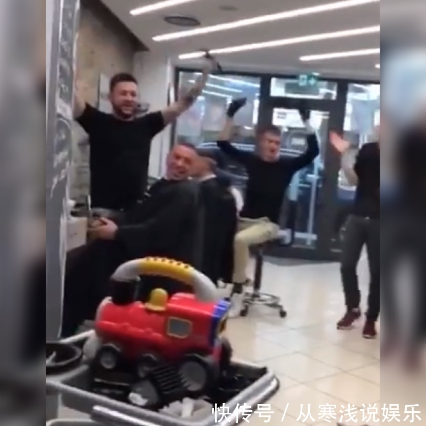 小举动|小男孩因害怕剪发而大哭,接下来整个理发店店员的小举动很暖心了