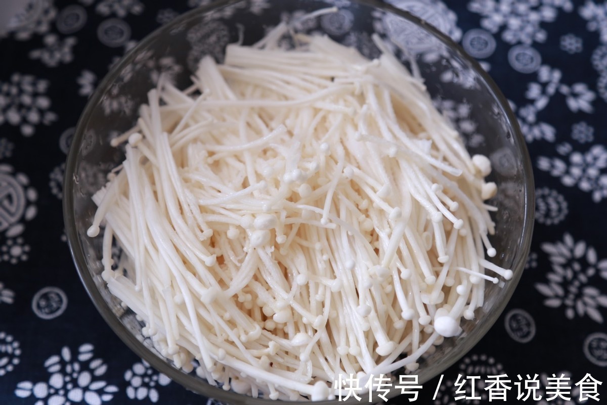 金针菇裹上面粉在油锅中炸一炸，酥脆可口，越吃越香