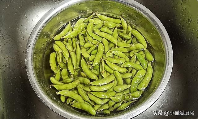 小猫|凉拌毛豆是夏日里不错的小吃，教你正确做法，翠绿好看，鲜嫩入味