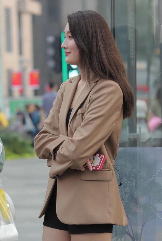 小西装搭配黑色短裤, 走在街头你就是最闪耀的潮人