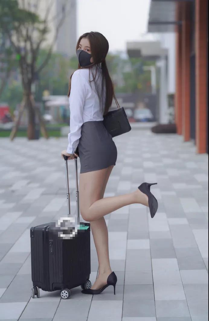 短裙|街拍 小姐姐身穿灰色短裙搭配白色衬衫, 散发迷人职场气息