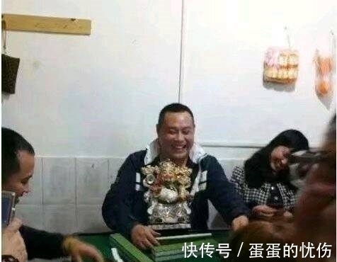 |搞笑图片幽默段子笑话:兄弟,你赢了不少钱么,看你很开心哦