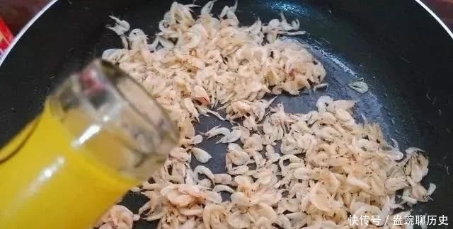 虾皮简单一炒,比大鱼大肉还好吃,鲜味十足!