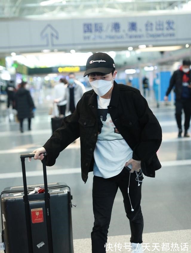 棒球帽|周深低调走机场,黑色夹克配牛仔裤潇洒有型,矮个男生就该这么穿!