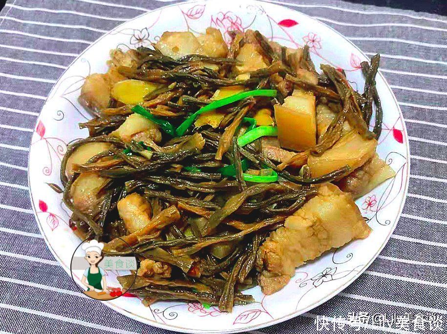 豇豆|夏天这蔬菜多买点，晒干囤起来，泡一泡，切段焖五花肉，越嚼越香