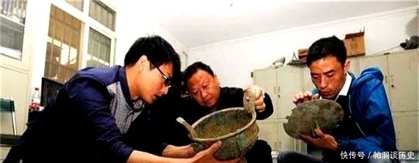 农民挖出国宝不识货,当废金属熔掉,剩一件被专家发现,奖励30元