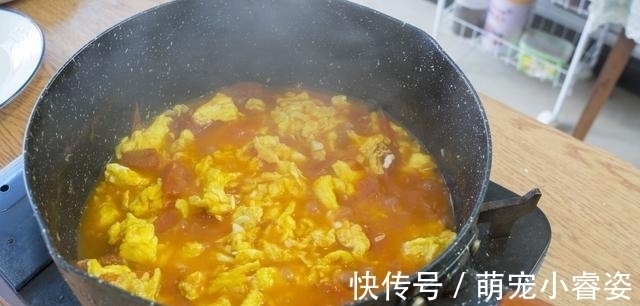 晒晒一家4口的晚餐,全是家常菜,用心搭配,家人爱吃,顿顿光盘