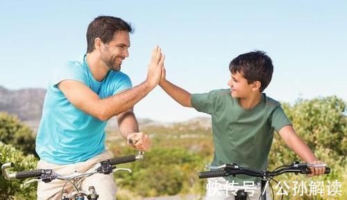 宝妈|爸爸睡觉太香甜,宝宝饿了1小时,又踹又打,最后使出绝招才叫醒