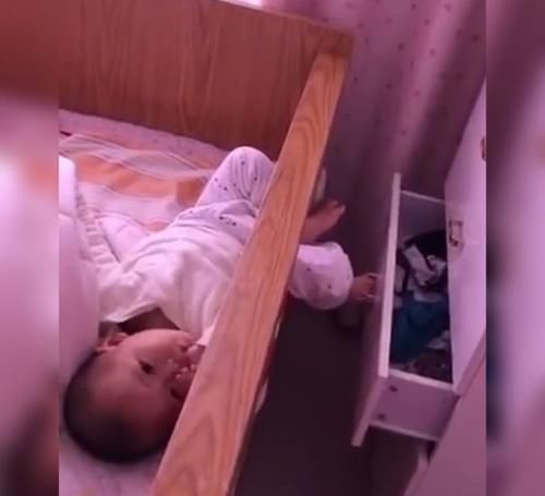 感情|萌娃躺在床上用小腿推拉抽屉火了,网友原来是个没感情的拉风箱