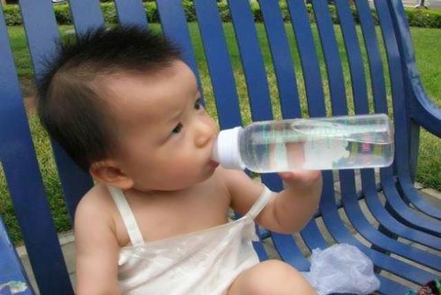 小猪佩奇|宝宝喝水有讲究：喝不好影响发育，正确的“喝水方式”宝妈要掌握