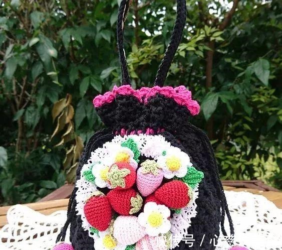 包包$55款超美的钩花包包,只要会钩不同的花,拼缝在一起,就能做出