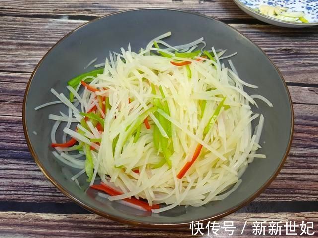 炒土豆丝，什么时候放醋是关键，这一步做对，怎么炒都脆爽好吃