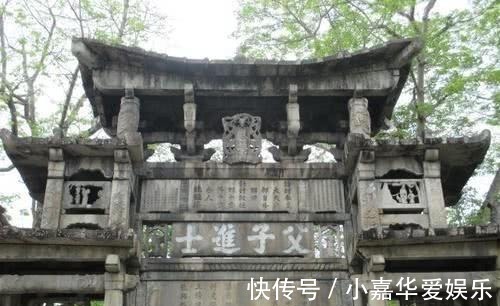 唐伯虎@进士过年学写对联,路人便随手添了一笔,结果家中女眷一看羞红脸