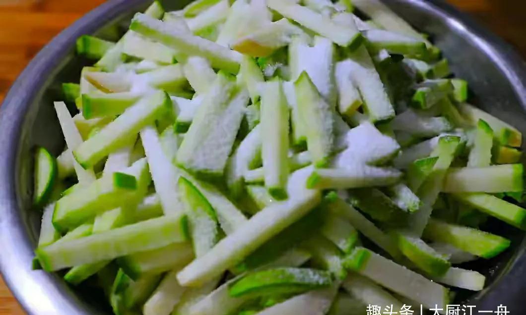 腌萝卜干的季节到了，香辣爽脆，做法简单，放一年也不怕坏