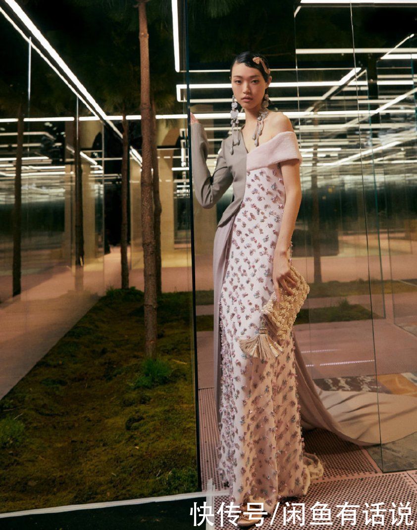 芬迪高定秀太奢华，18万颗青铜珍珠做礼服，靴子还缝8万颗细珠