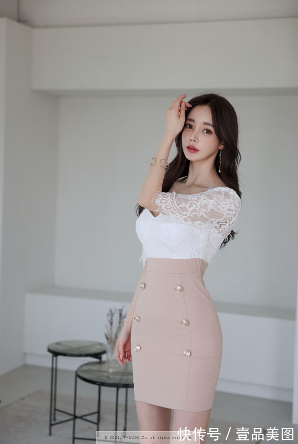 露珠玉|女神孙允珠时尚搭配：晨露珠玉琉璃馨粉婉约斜衩裙