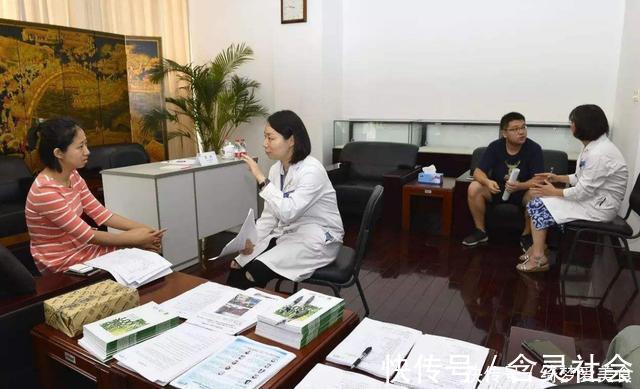 肚子疼|6岁女儿每周五都肚子疼,爸妈带她检查,医生:你们别过了