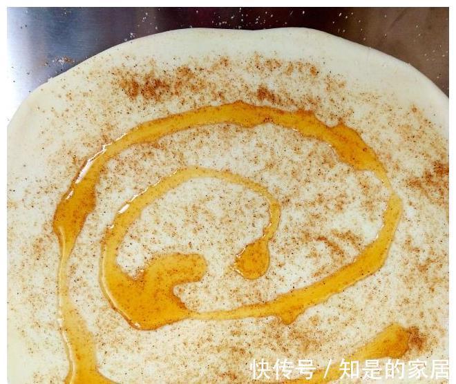吃腻|吃腻了馒头，试试这款香煎小油卷，表皮松软底部酥脆，无敌美味