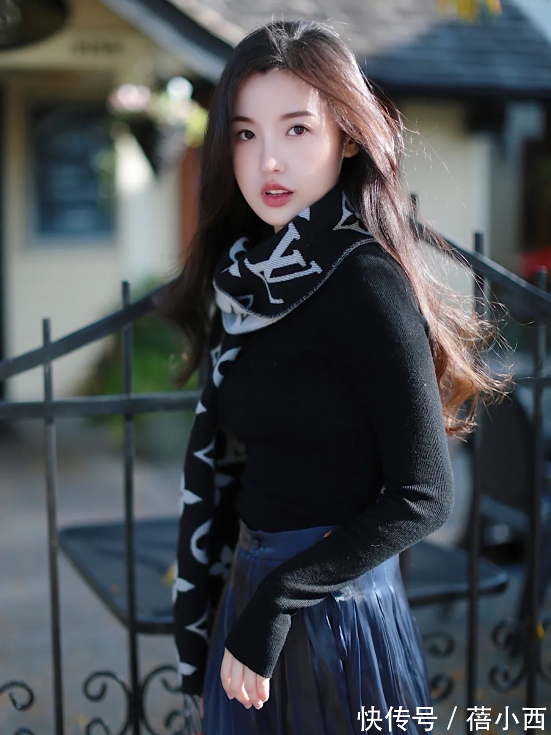 小姐姐|秋天建议30+女性多穿“黑色针织衫”,搭配半身裙,优雅到骨子里