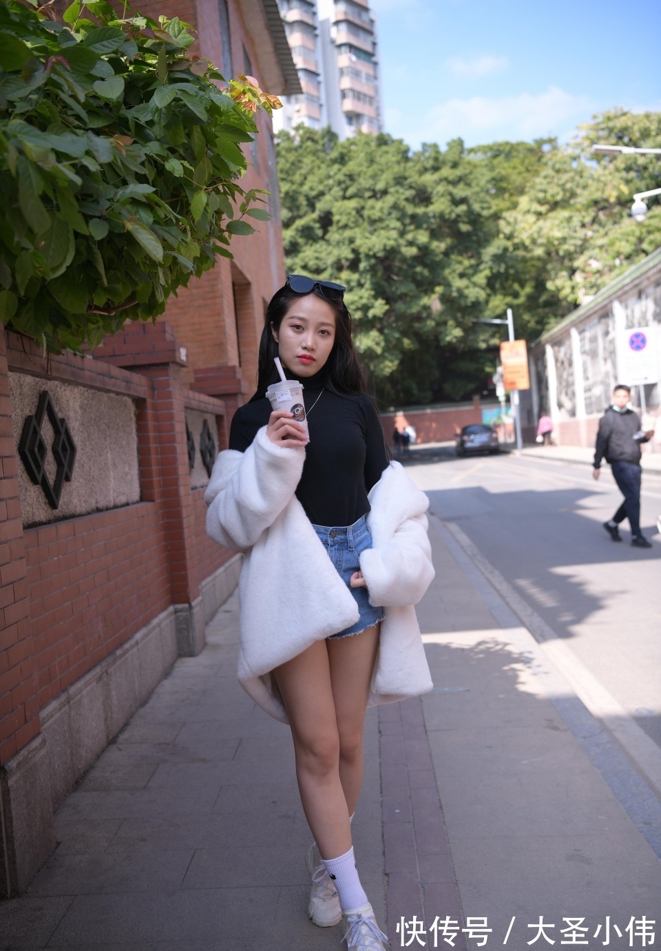 气质美女|美女街拍:气质美女长相这么高级!我妈喜欢的类型,我很想请她吃饭聊天