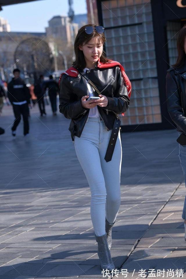 皮衣 黑色机车夹克外套,搭配浅蓝色紧身牛仔裤,简单时髦更显气质