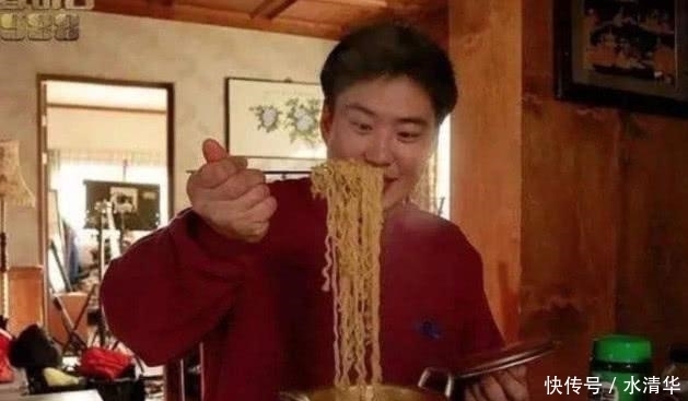 吃不饱|为啥泡面“一包吃不饱,两包吃不完”看完才发现商家的“猫腻”