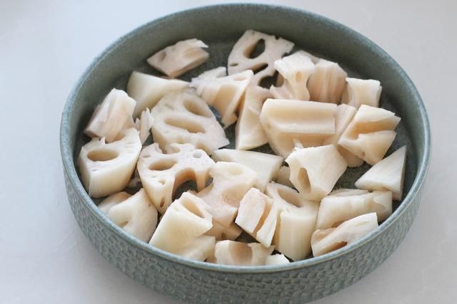 排骨和莲藕别拿来炖了，蒸着吃嫩滑鲜美保留大部分营养，一盘不够